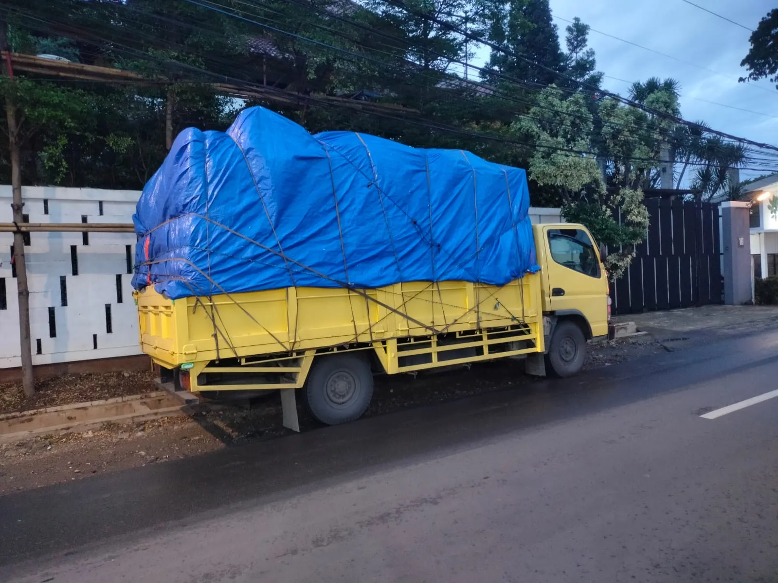 Armada truk engkel Delisa Express siap untuk angkut barang di Bandung