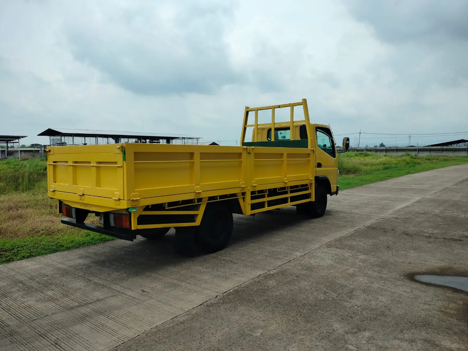 Armada mobil engkel Delisa Express siap melayani angkut barang di Bandung
