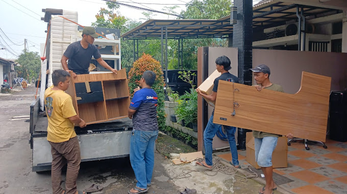 Tim Delisa Express membantu pindahan rumah di area perumahan Bandung