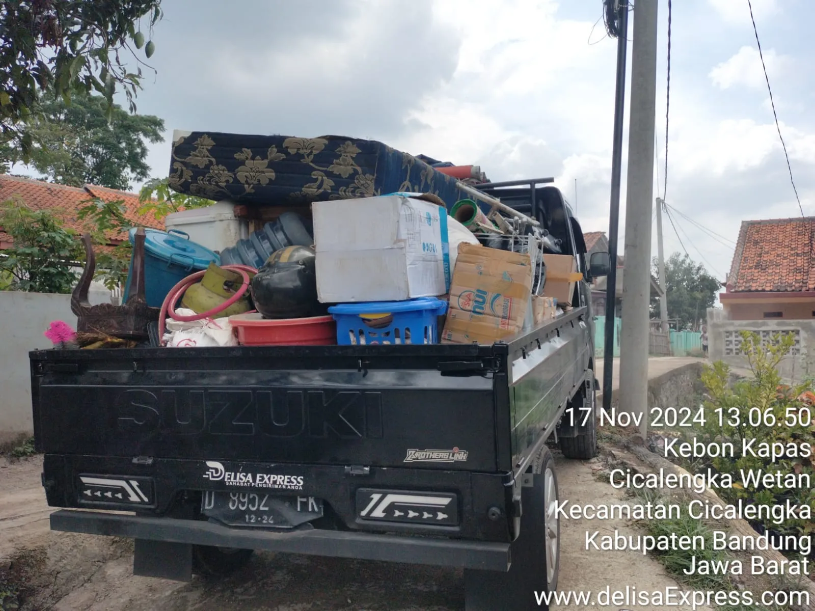 Jasa Pindahan Rumah di Bandung, Proses loading barang-barang rumah tangga oleh tim Delisa Express di Bandung