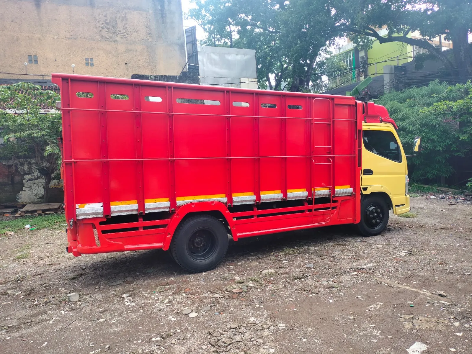 Layanan Sewa Truk Besar untuk Pindahan di Bandung